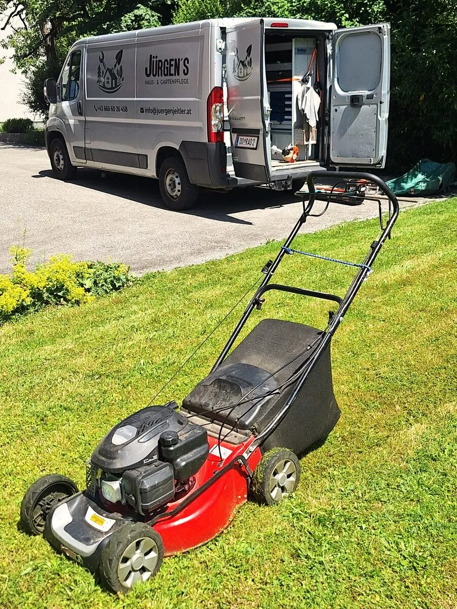 Rasenmähen in einem Garten in Vorarlberg