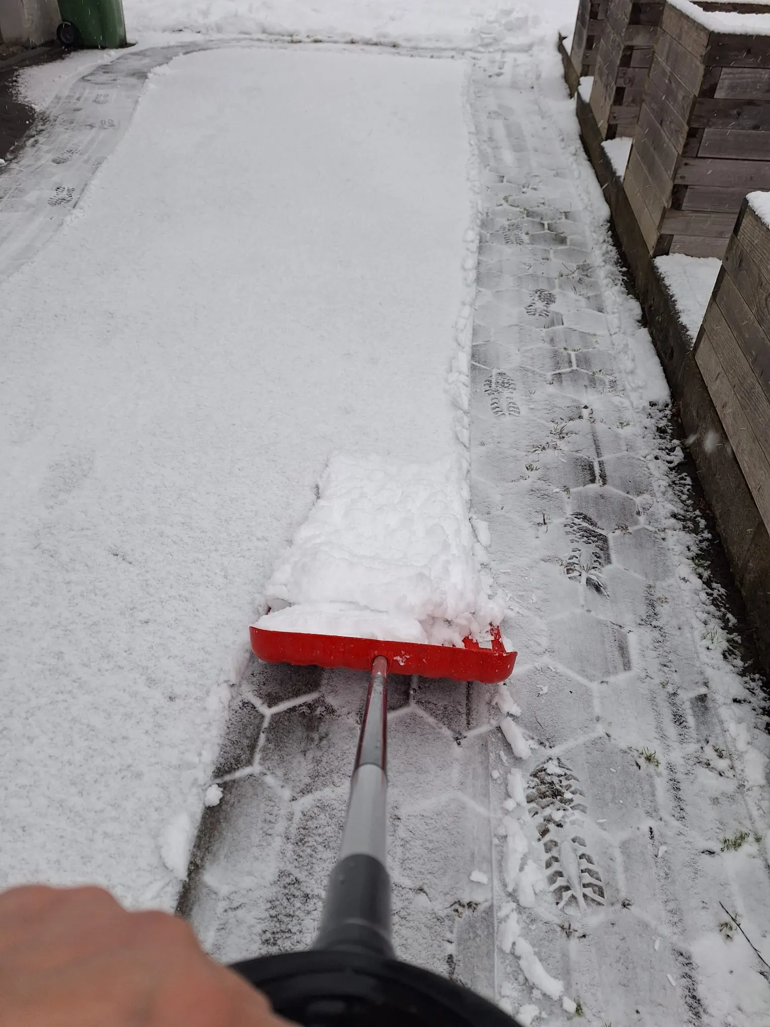 Schneeräumung eines Gehwegs mit der Schneeschaufel